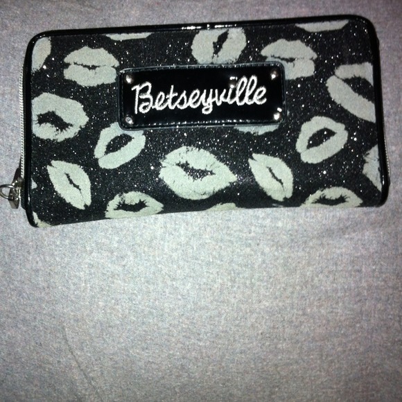 Betsey Johnson wallet