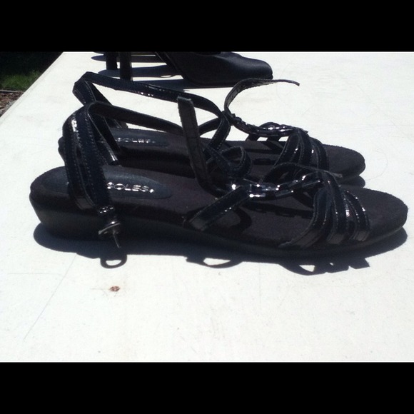 Size 7 aerosoles black sandals - Picture 2 of 2