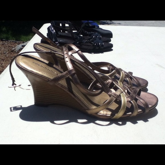 Size 7 golden wedge sandals - Picture 1 of 2