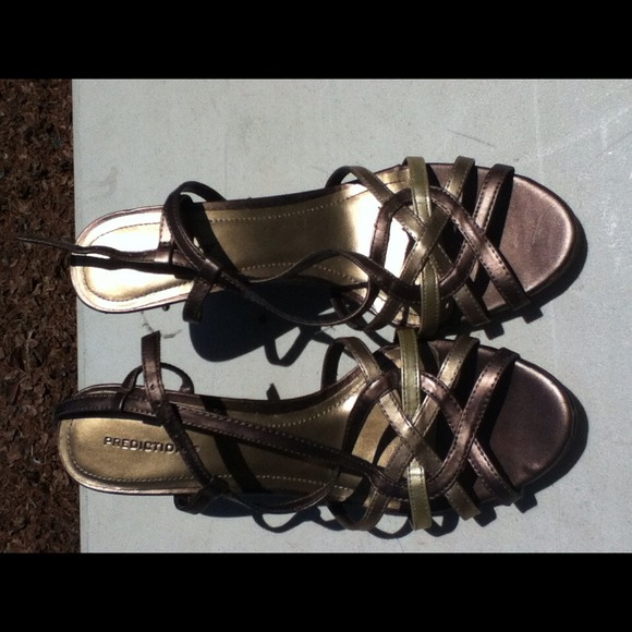Size 7 golden wedge sandals - Picture 2 of 2