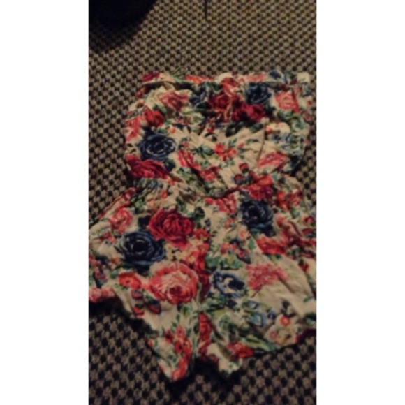 REDUCED! 💕Floral romper - Picture 1 of 1