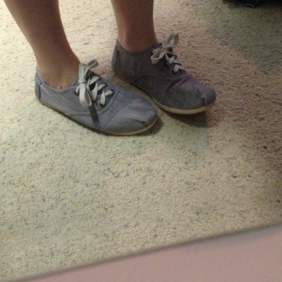 Grey, lace up Toms!!