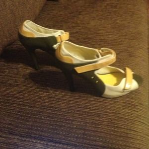 I classic olive, ivory, and mustard shoes size 9