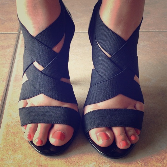 🔴SOLD in a BUNDLE🔴 Black strappy heels