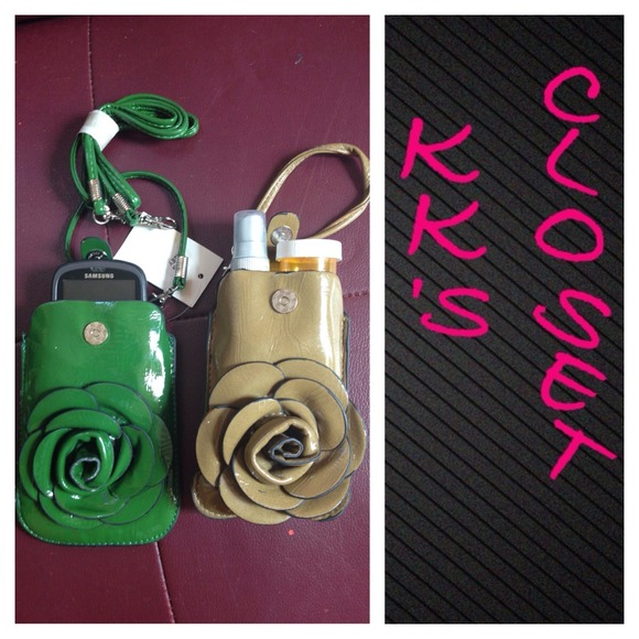 👣👣🚨SOLD🚨GREEN PATERN LEATHER FLOWER WRISTLET - Picture 1 of 2