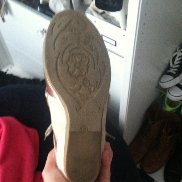 **DOUBLE REDUCED**Beige and gold wedge sneakers - Picture 2 of 4