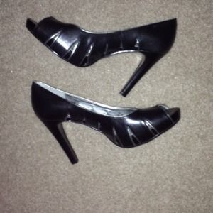Gianni Bini black peep toe heels