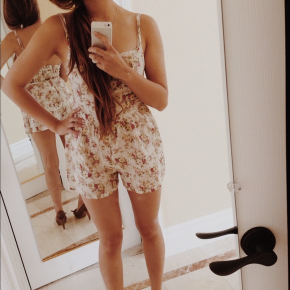 ‼️FINAL REDUCTION Floral romper - Picture 2 of 3