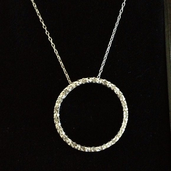 Circle pendant necklace with diamonds