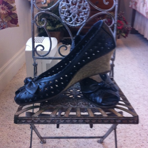 SOLD Black Aerosole Wedges