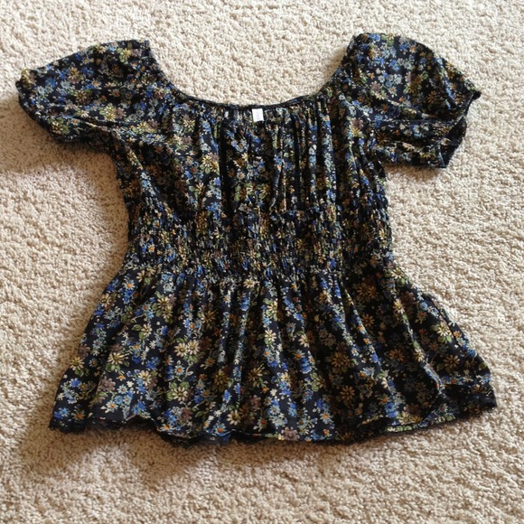 **Reduced** Cute blouse w/ gathered empire waist - Picture 1 of 4