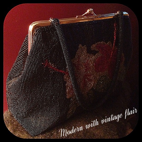 Black beaded handbag with vintage flair - Picture 4 of 4