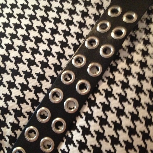 the epitome of 90s grunge fashion. belt