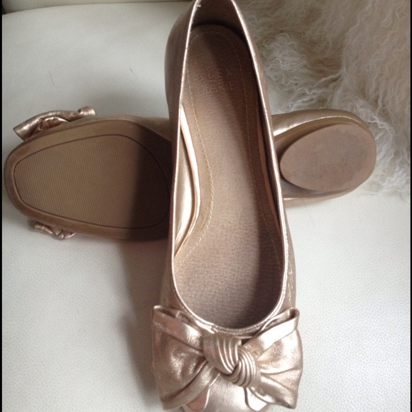 Gold Ballerina Shoes with Bow Sz 38.5 - Picture 2 of 5