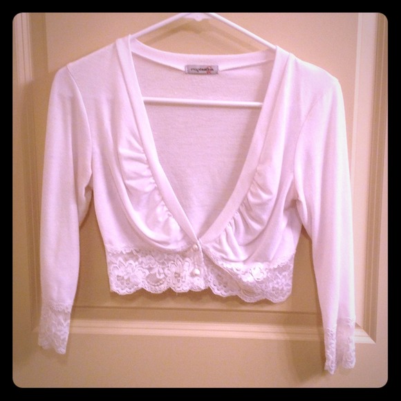 White 3/4 sleeve top with lace!