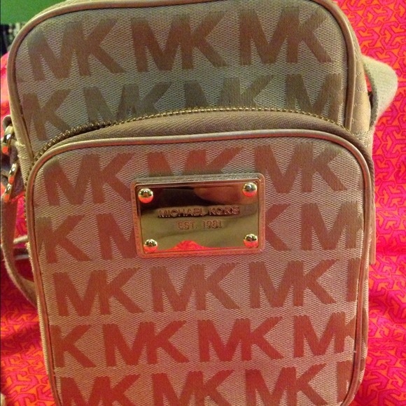 ❤💯AUTHENTIC small Michael kors crossbody❤