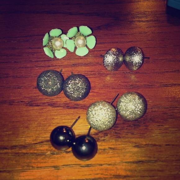!!!!!freeee!!!!!  A bundle of ear rings