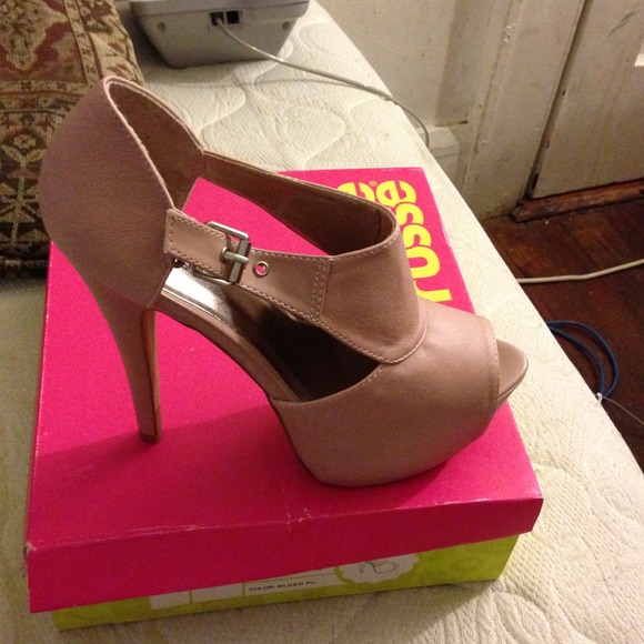 High heals - Picture 3 of 4