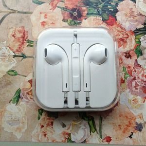 NIB Apple IPhone5 Headphones