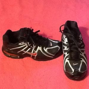 New price Nike youth size 2.5 black silver and red
