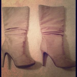⛔️price reduced⛔️ Tan suede slouchy boots 👢