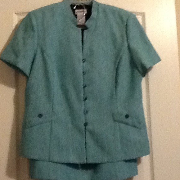 Two piece short sleeve suit with skirt - Picture 1 of 1