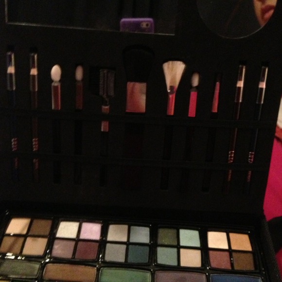 Makeup kit - Picture 3 of 3
