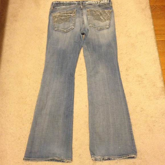 Lightly worn, light colored jeans from the buckle! - Picture 3 of 4