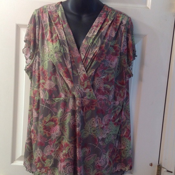 🔴🔴SOLD🔴🔴Great looking top. - Picture 3 of 3