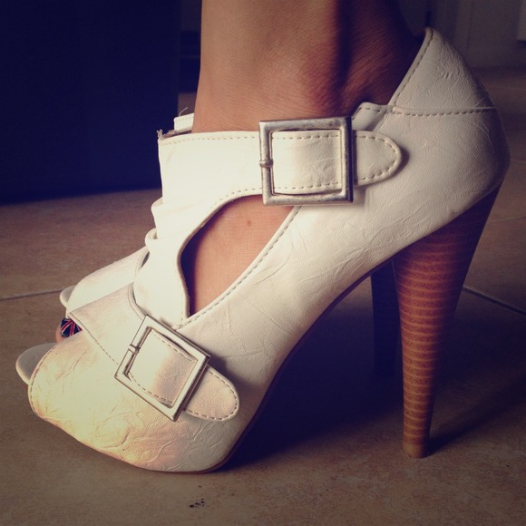 🔴BUNDLE🔴 White ankle booties & 2 Belts
