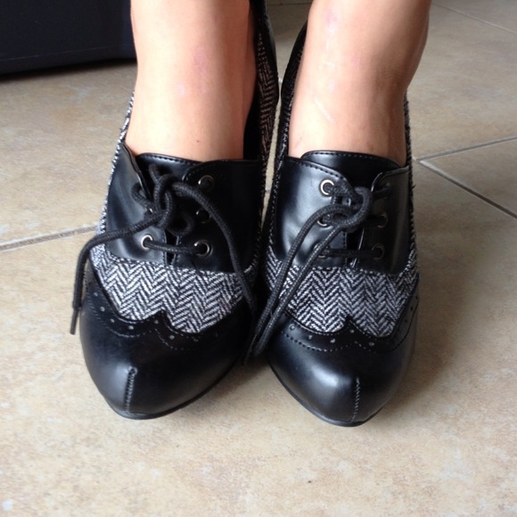 ♻TRADED♻Tuxedo style booties - Picture 2 of 4
