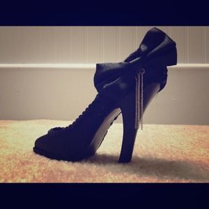 glamorous high heeled ring holder.