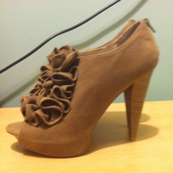 Tan heels - Picture 1 of 2