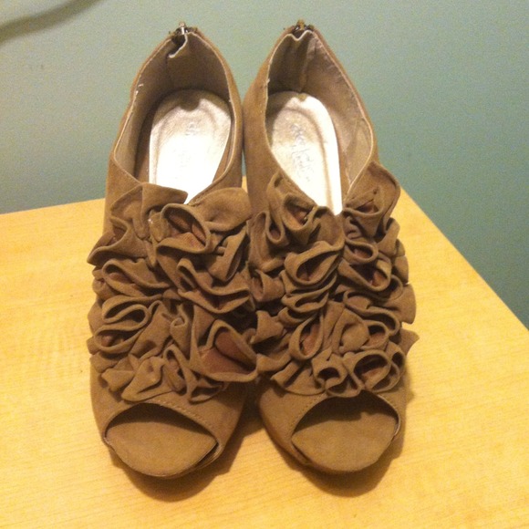 Tan heels - Picture 2 of 2