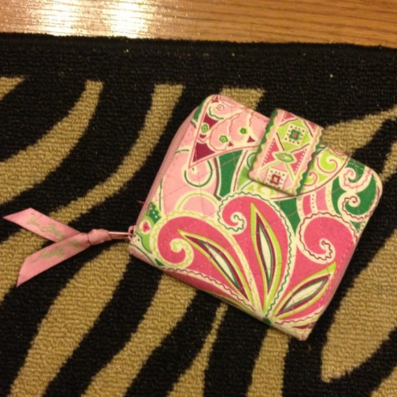 💐Bi-fold Vera Bradley wallet in Pinwheel Pink💐
