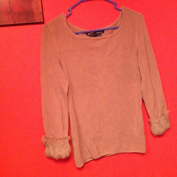Mid sleeve brown sweater with fur at the cuffs.