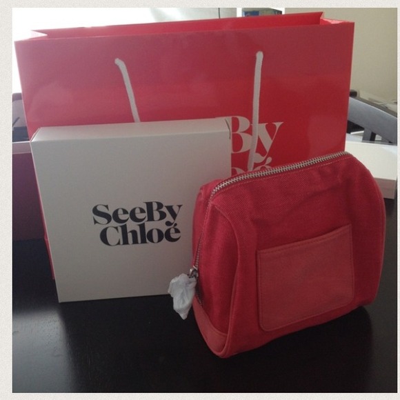 🚫Sold in a bundle 🚫Chloe pink make-up bag💕