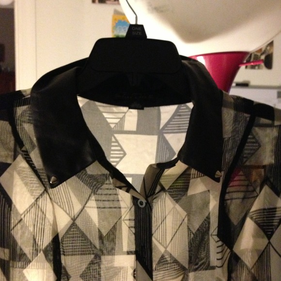 ❌❌Sold❌❌ Sheer Top - Picture 2 of 2