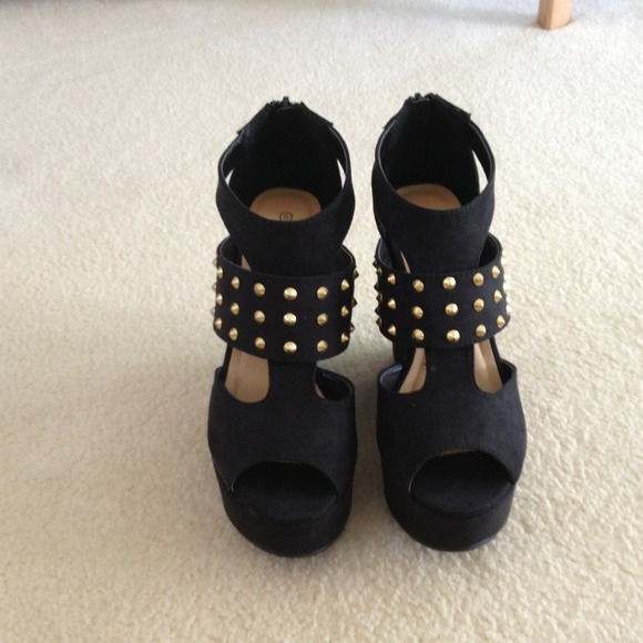 ✋ SOLD ✋Studded platform wedges