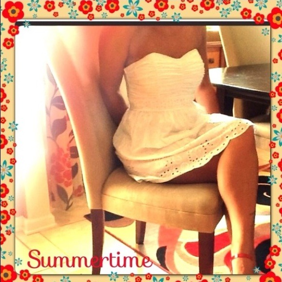 🔴SOLD🔴Strapless Eyelet Dress - Picture 3 of 4