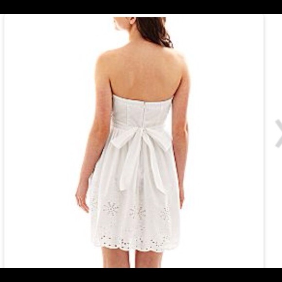 🔴SOLD🔴Strapless Eyelet Dress - Picture 2 of 4