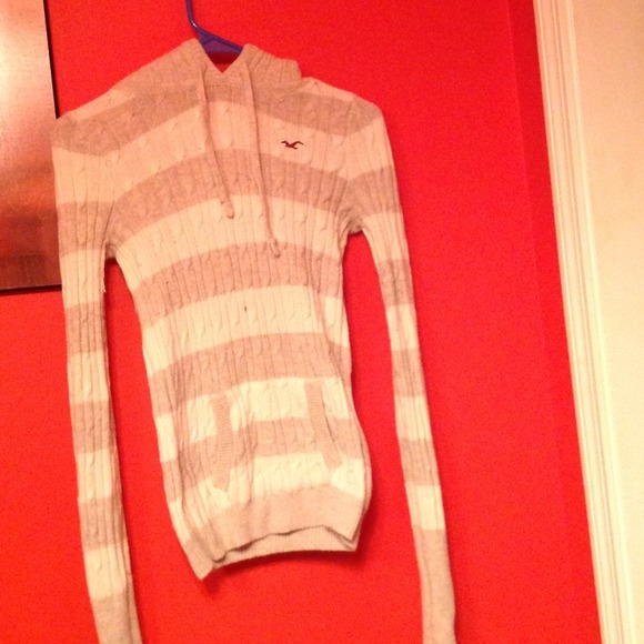 Beige stripped sweater with hood and pockets.