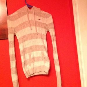 Beige stripped sweater with hood and pockets.