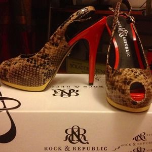NIB Rock & Republic Cruz Snake Slgbck Heels sz 7.5