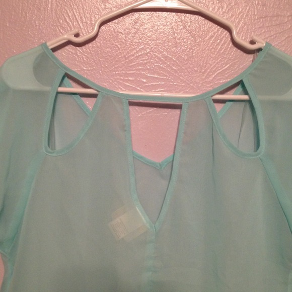 Baby blue back cut out blouse - Picture 2 of 3