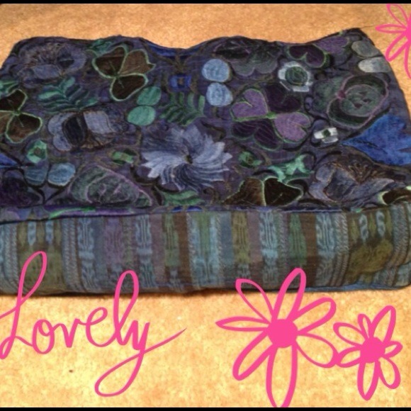 Blue Flower Pattern Handbag - Picture 2 of 3