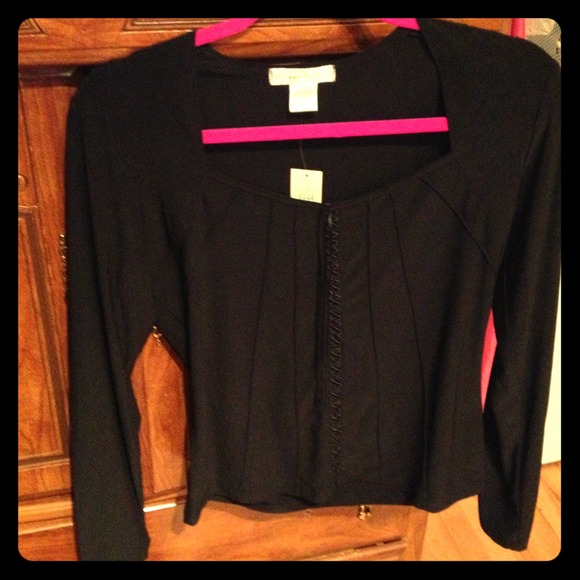 Vintage inspired long sleeve fitted top.