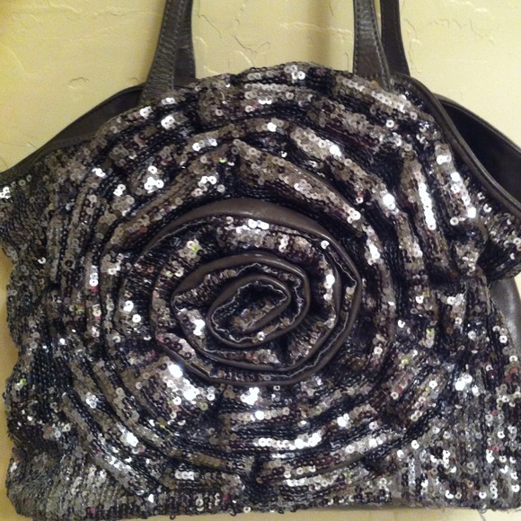 Shinny silver shoulder bag! 👜🎀 -negotiable