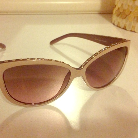 Guess Accessories - Studded nude GUESS Sunnies