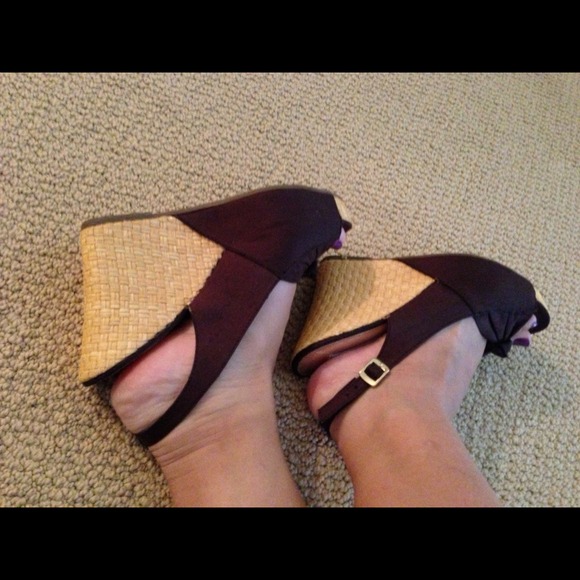 ~SOLD~ Steve Madden brown raffia wedges - Picture 2 of 4